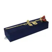 Urne miniature en forme de rose avec tige dorée et pétales rouges