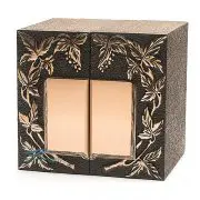 Urne double à motif de feuilles de vigne.