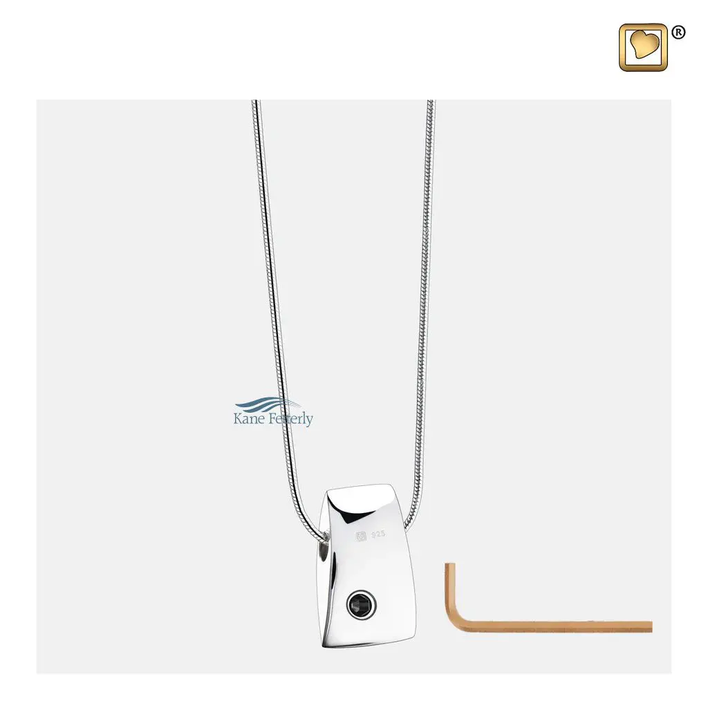 Le pendentif possède un petit compartiment à l’arrière où l’on peut conserver des cendres