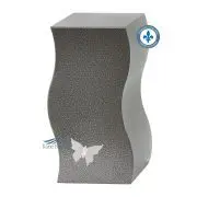 Urne en zinc avec un ornement de papillon argenté.