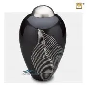 Urne à motif de feuille avec une finition brillante gris-blue foncée et des accents en étain brossé.