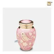 Urne miniature en laiton à motif d’oiseaux et de feuillage sur fond émaillé rose avec des accents en or poli.