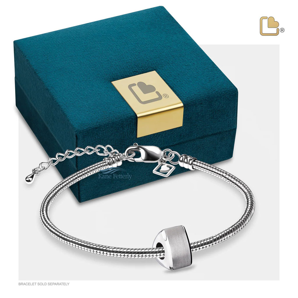 Breloque pour cendres en forme de triangle (illustrée avec coffret à bijoux)