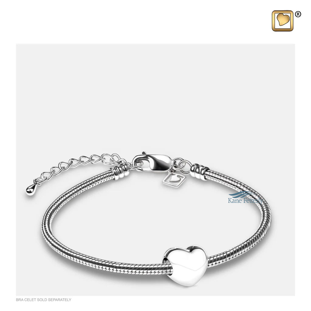 Breloque pour cendres en forme de coeur illustrée avec bracelet
