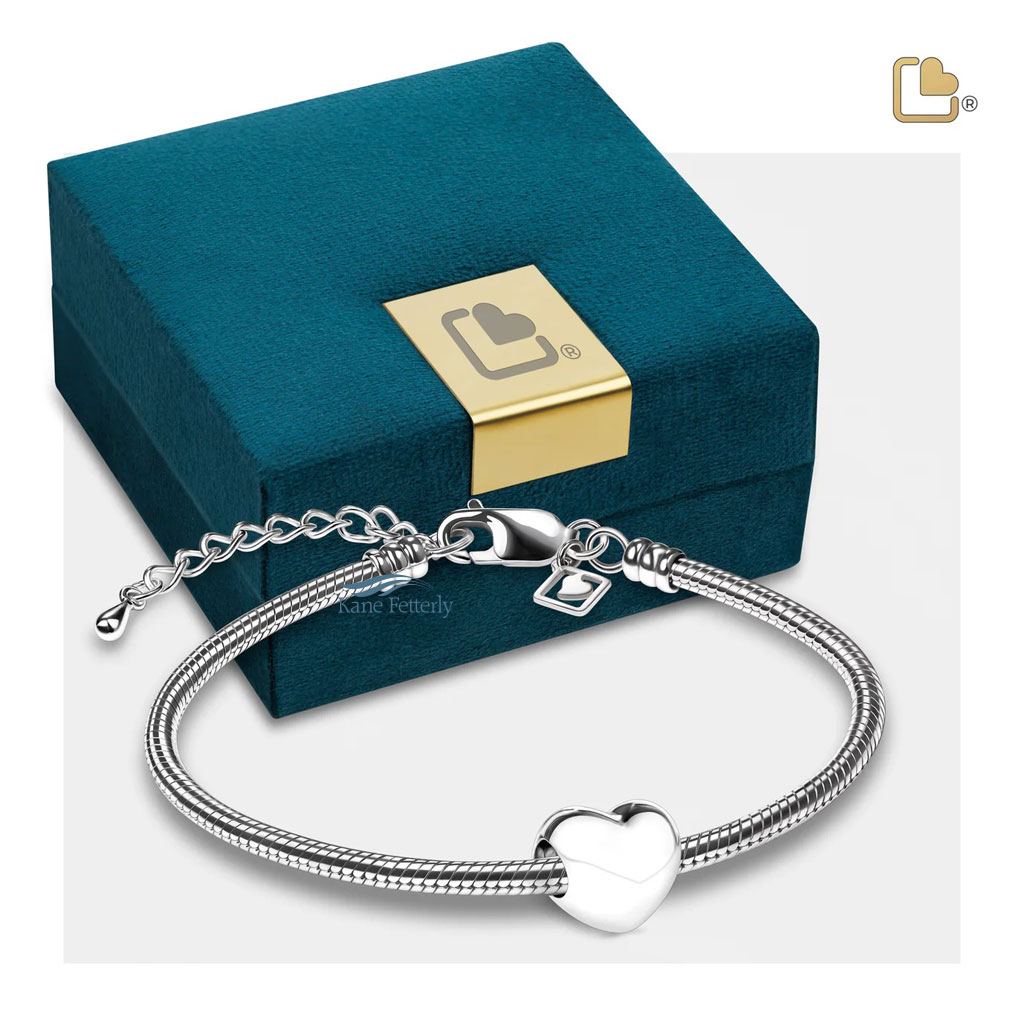 Breloque pour cendres en forme de coeur illustrée avec coffret â bijoux