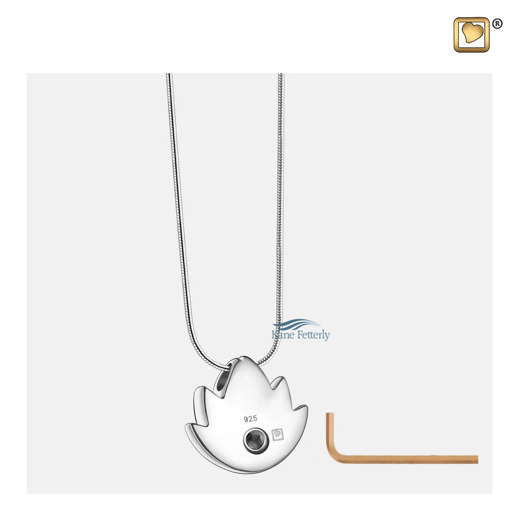 Le pendentif possède un petit compartiment à l'arrière pour conserver des cendres.