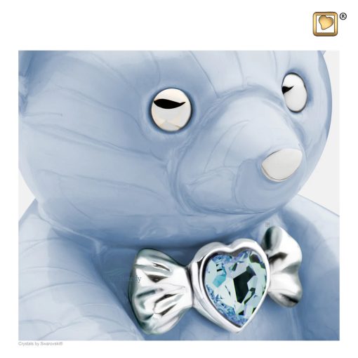 Urne pour enfant en forme de ourson avec cristal et une finition bleue claire nacrée et des accents en argent poli.