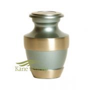 Urne miniature en laiton avec une finition mate vert sauge, une bande et des accents en or brossé.
