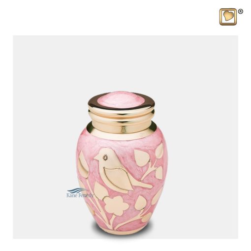 Urne miniature en laiton à motif d’oiseaux et de feuillage sur fond émaillé rose avec des accents en or poli.