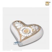 Urne miniature en forme de coeur en laiton richement décorée de motifs floraux argentés et dorés