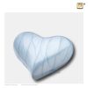 Urne miniature en forme de coeur avec finition perlée bleu clair.