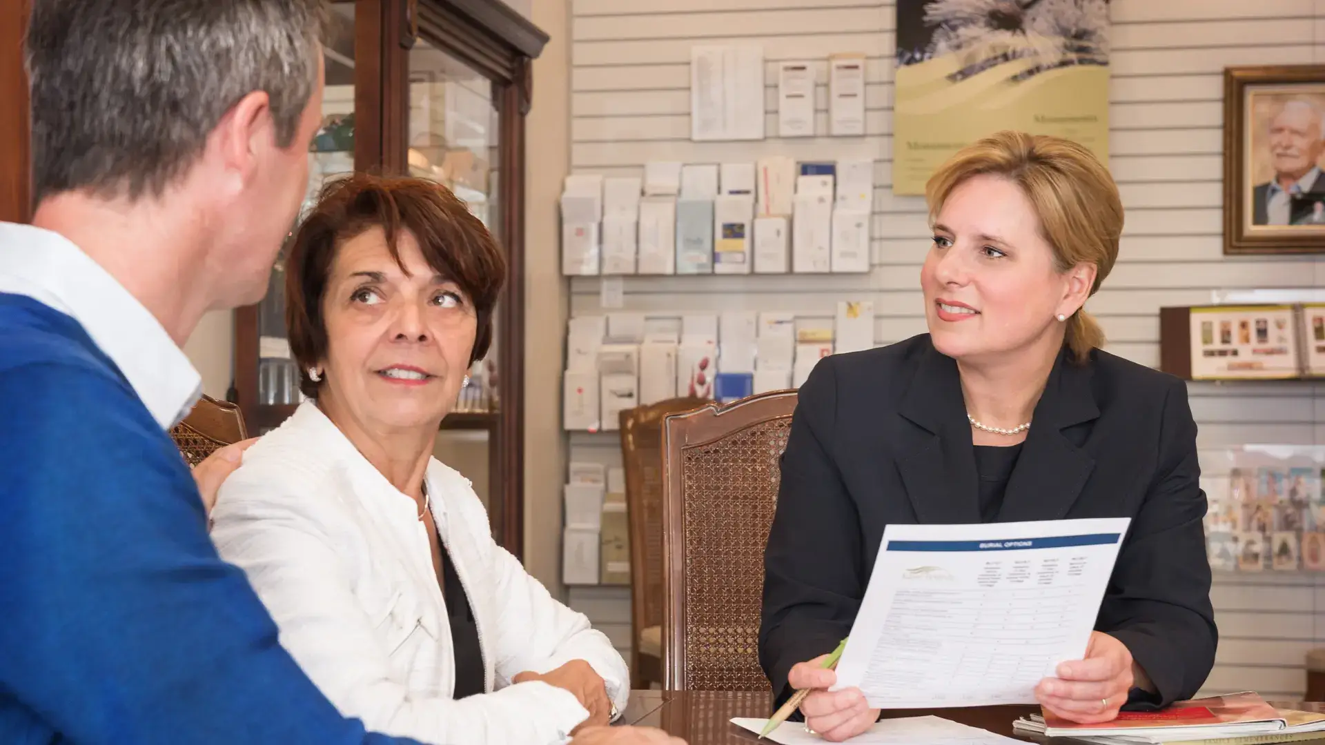 Directeur funéraire rencontrant des clients pour discuter des arrangements funéraires et des services de préarrangements au salon funéraire Kane Fetterly à Montréal.