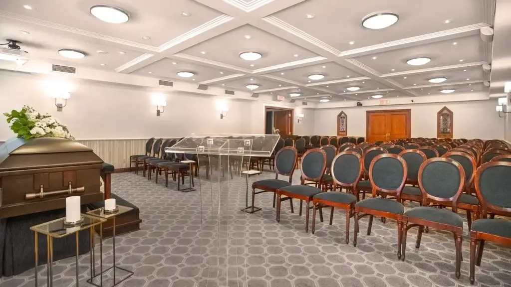 Chapelle du salon funéraire Kane Fetterly à Montréal, vue depuis le podium