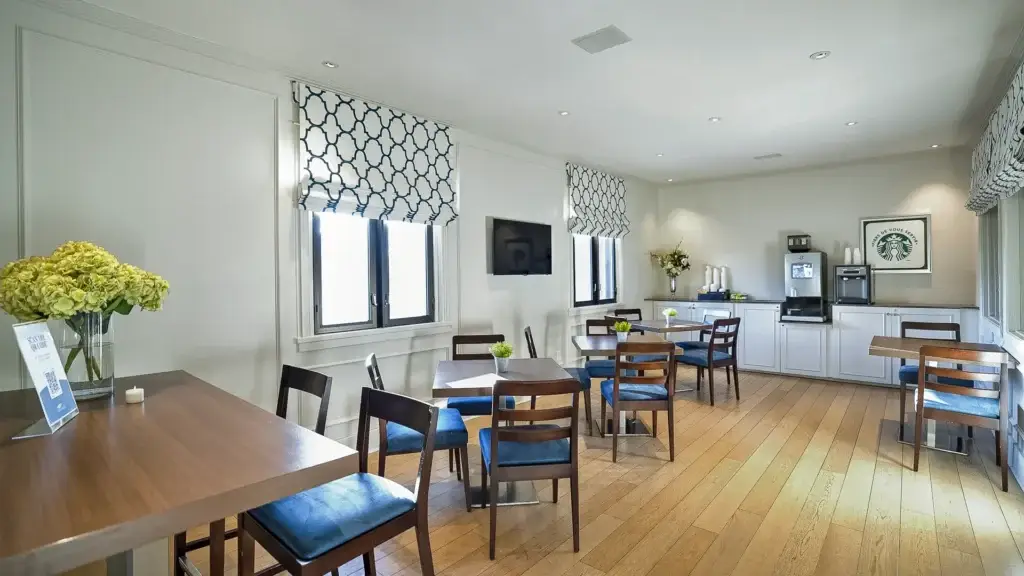 Coin café dua salon funéraire Kane Fetterly à Montréal, offrant un espace confortable où les familles peuvent se rassembler et se détendre.