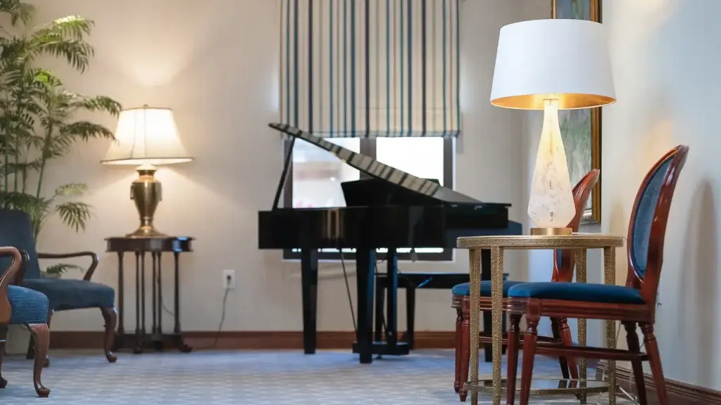 Piano et espace d’assise au salon funéraire Kane Fetterly à Montréal, offrant une atmosphère à la fois sereine et élégante.