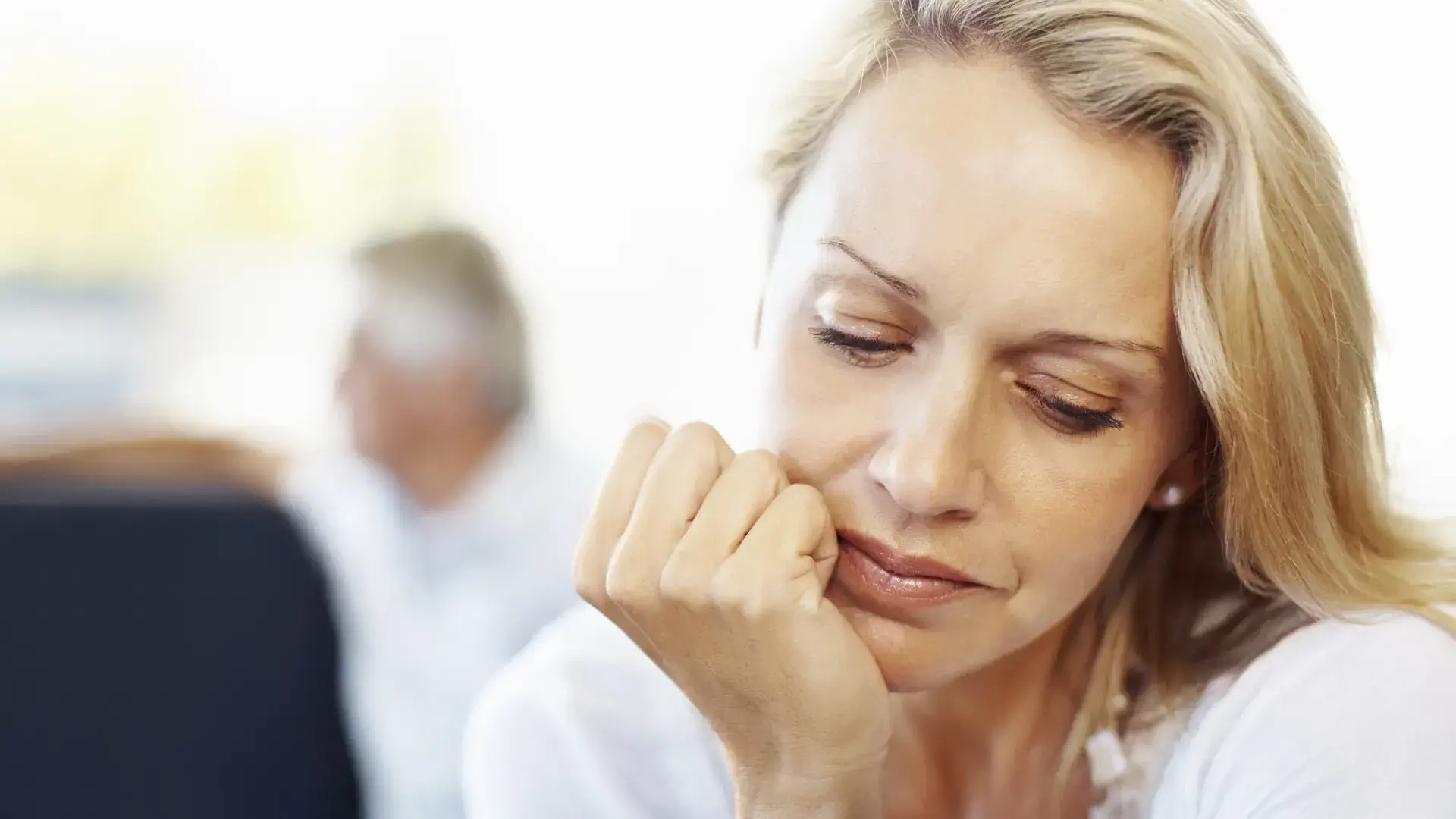 Femme pensive en pleine réflexion, symbolisant l’introspection pour l’article « 7 questions à se poser » du salon funéraire Kane Fetterly à Montréal.