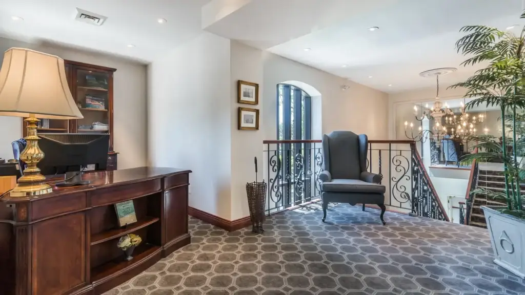 Aire de réception à l’étage supérieur avec décor élégant et ambiance chaleureuse.