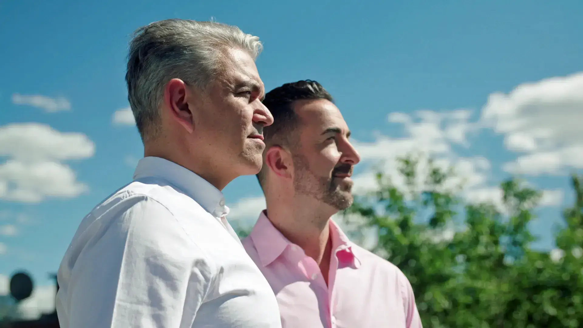 Couple debout à l’extérieur sous un ciel lumineux