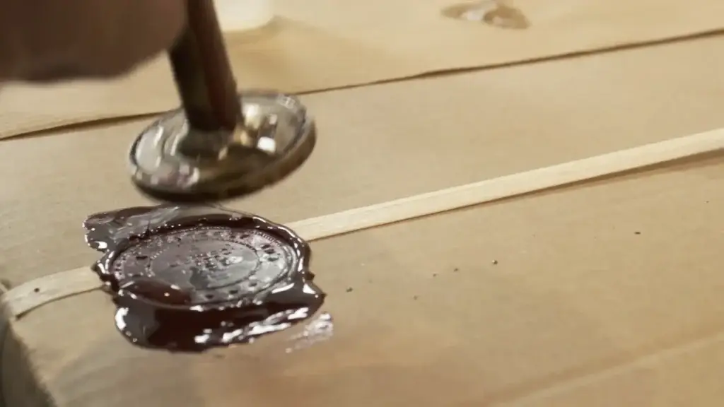 Application d’un sceau officiel en cire sur un cercueil pour le rapatriement international